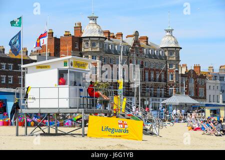 Weymouth, Dorset, UK. 21. Mai 2017.   Großbritannien Wetter.   RNLI Rettungsschwimmer post am Strand an einem warmen sonnigen Tag an das Seebad Weymouth in Dorset.  Bildnachweis: Graham Hunt/Alamy Live-Nachrichten Stockfoto