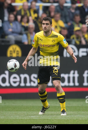 Dortmund, Deutschland. 20. Mai 2017. Dortmunder Sokratis in Aktion während der deutschen Fußball-Bundesliga-Fußball-match zwischen Borussia Dortmund und Werder Bremen in der Signal Iduna Park in Dortmund, Deutschland, 20. Mai 2017. Foto: Bernd Thissen/Dpa/Alamy Live News Stockfoto