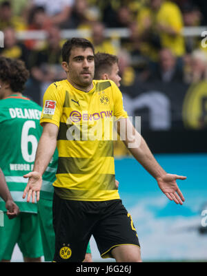 Dortmund, Deutschland. 20. Mai 2017. Dortmunder Sokratis reagiert während der deutschen Bundesliga-Fußballspiel zwischen Borussia Dortmund und Werder Bremen in der Signal Iduna Park in Dortmund, Deutschland, 20. Mai 2017. Foto: Bernd Thissen/Dpa/Alamy Live News Stockfoto