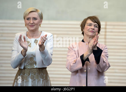 Elke Buedenbender (R), Frau des deutschen Bundespräsidenten Frank-Walter Steinmeier (nicht abgebildet) und Agata Kornhauser Duda (L), Ehefrau des polnischen Präsidenten Andrzej Duda (nicht abgebildet), gesehen bevor Schülerinnen und Schüler mit Sprachdiplome in der Willy-Brandt-Schule in Warschau, Polen, 19. Mai 2017 vorgelegt werden. Die deutsche polnische Schule eröffnete im Jahr 2015 von Frank-Walter Steinmeier, der deutsche Außenminister zu diesem Zeitpunkt war. Freuen Sie sich auf Ausbildung basierend auf das deutsche Bildungssystem. Kornhauser-Duda, die Ehefrau des aktuellen polnischen Präsidenten, ist Lehrerin für Deutsch und dient als Schirmherr des t Stockfoto