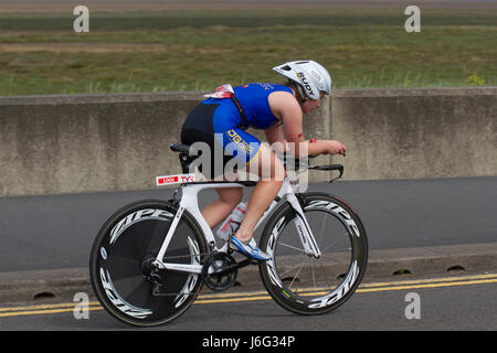 Cervalo Fahrradfahrer, Southport, Merseyside, Großbritannien. 21/05/2017. 1500 Teilnehmer nehmen bei gutem Wetter als GB Age-Group Team Qualifier für die ETU Sprint Distance Triathlon European Championships am zermürbenden British Triathlon Major Event im Resort Teil. Dieses ikonische Ereignis zeigt viele der Wahrzeichen dieses berühmten Badeorts, darunter ein Freiwasser-Schwimmen im Binnenland Marine Lake, eine schnelle und flache Radstrecke auf vollständig geschlossenen Straßen entlang der Küste, gefolgt von einem ähnlich flachen und malerischen Lauf rund um den See, Kings Gardens und unter dem Pier. Kredit; MediaWorldImages/AlamyLiveNews. Stockfoto