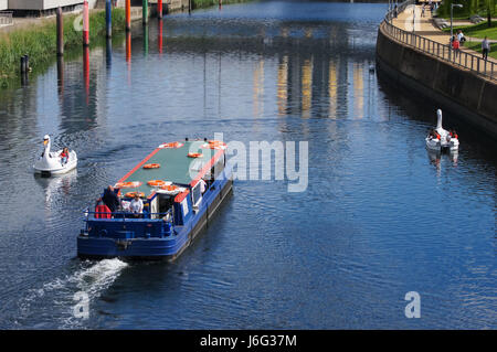 Die Menschen genießen heißen Tag in Swan Tretboote am Fluss Lea im Queen Elizabeth Olympic Park, London England United Kingdom UK Stockfoto