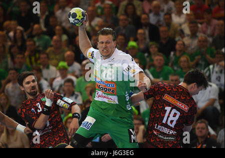 Göppingen, Deutschland. 21. Mai 2017. Göppingen Lars Kaufmann (C) in Aktion mit Berlins Fabian Wiede (L) und der Berliner Hans Lindberg (R) während der EHF-Cup Handball final-match zwischen Berliner Füchse und Frisch Auf Göppingen in der EWS-Aerna in Göppingen, Deutschland, 21. Mai 2017. : Bildnachweis Marijan Murat/Dpa: Dpa picture-Alliance/Alamy Live News Stockfoto