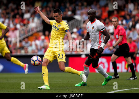 Valencia, Spanien. 21. Mai 2017. 21 Bruno Soriano von Villarreal CF (L) in Aktion gegen 05 Eliaquim Mangala von Valencia CF während der spanischen La Liga Santander Fußball Spiel zwischen Valencia CF und Villarreal CF im Mestalla-Stadion am 21. Mai 2017. Bildnachweis: Gtres Información Más lokalen on-line S.L./Alamy Live News Stockfoto