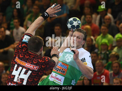 Göppingen, Deutschland. 21. Mai 2017. Göppingen Lars Kaufmann (R) in Aktion mit Berliner Kresimir Kozina während der EHF-Cup Handball Finale zwischen Berliner Füchse und Frisch Auf Göppingen in der EWS-Aerna in Göppingen, Deutschland, 21. Mai 2017. : Bildnachweis Marijan Murat/Dpa: Dpa picture-Alliance/Alamy Live News Stockfoto