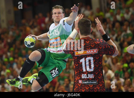 Göppingen, Deutschland. 21. Mai 2017. Göppingen Lars Kaufmann (L) in Aktion mit Berliner Jakov Gojun während der EHF-Cup Handball Finale zwischen Berliner Füchse und Frisch Auf Göppingen in der EWS-Aerna in Göppingen, Deutschland, 21. Mai 2017. : Bildnachweis Marijan Murat/Dpa: Dpa picture-Alliance/Alamy Live News Stockfoto