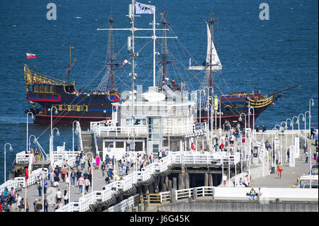 Sopot, Polen. 21. Mai 2017. Touristischen Schiff und berühmten Holzmole in Sopot, Polen 21. Mai 2017 © Wojciech Strozyk / Alamy Live News Stockfoto