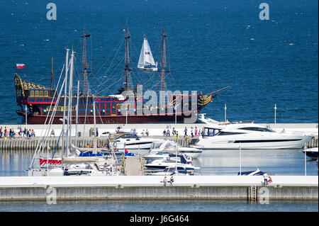 Sopot, Polen. 21. Mai 2017. Touristischen Schiff und berühmten Holzmole in Sopot, Polen 21. Mai 2017 © Wojciech Strozyk / Alamy Live News Stockfoto