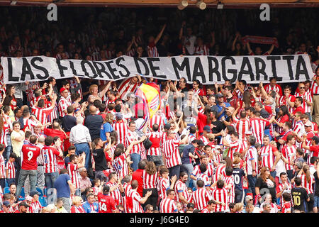 Margarita hat dafür, dass wir in jedem Spiel, Atletico Madrid zu Hause spielt, einen Blumenstrauß in einer der vier Ecken des Spielfeldes sehen können. Der Ursprung dieser jüngsten Tradition findet sich in den Ecken, die in der Saison am meisten in Erinnerung durch die Matratzen, das Wams Milinko Pantic produziert... La Liga zwischen Atletico de Madrid Vs Athletic Club Bilbao im Vicente Calderon Stadion in Madrid, Spanien, 21. Mai 2017. Stockfoto