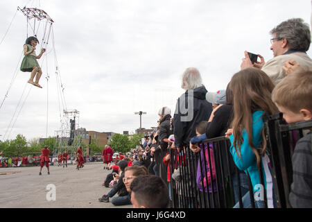 Montreal, CA - 21. Mai 2017: "Royal de Luxe" Giganten im Rahmen der Gedenkfeiern zum 375-jährigen Jubiläum der Montreal Credit: Marc Bruxelle/Alamy Live News Stockfoto