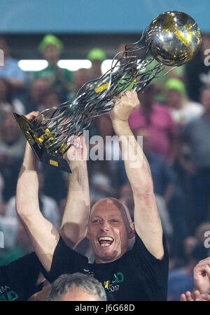 Göppingen Trainer Magnus Andersson hält die Trophäe bei der Siegerehrung nach dem Ende des EHF-Cup Handball Endspiels zwischen Berliner Füchse und Frisch Auf Göppingen in der EWS-Aerna in Göppingen, Deutschland, 21. Mai 2017. Foto: Marijan Murat/dpa Stockfoto