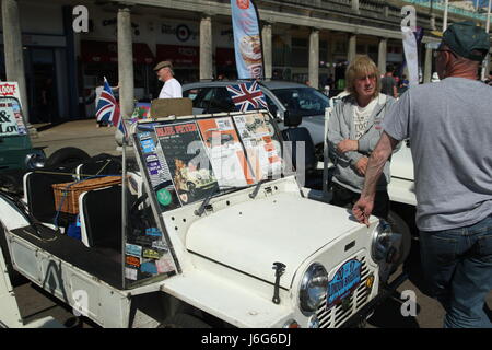 Brighton, UK. 21. Mai 2017. Hunderte von Minis nehmen an den jährlichen Lauf für die Autos, Ankunft am Brighton Seafront Teil. Mini Moke Besitzer entspannen Sie sich am Ende des Laufs. Roland Ravenhill/Alamy Live-Nachrichten Stockfoto