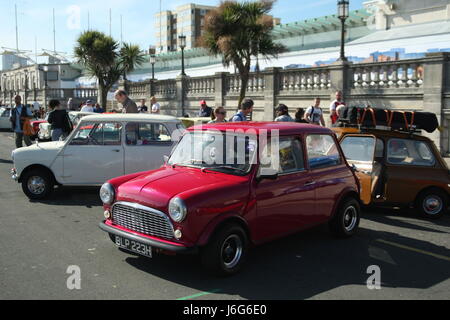 Brighton, UK. 21. Mai 2017. Hunderte von Minis nehmen an den jährlichen Lauf für die Autos, Ankunft am Brighton Seafront Teil. Roland Ravenhill/Alamy Live-Nachrichten Stockfoto