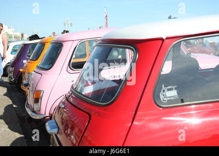 Brighton, UK. 21. Mai 2017. Hunderte von Minis nehmen an den jährlichen Lauf für die Autos, Ankunft am Brighton Seafront Teil. Roland Ravenhill/Alamy Live-Nachrichten Stockfoto