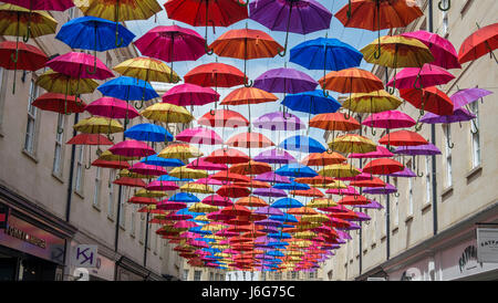 Regenschirm Street, Bath, Somerset, UK. 21. Mai 2017. Tausend Schirme sind in der Luft über dem Käufer als Southgate Einkaufszentrum Bad ausgesetzt worden. Die Installation ist inspiriert durch die Ágitagueda urbane Kunst und Musik-Festival, die jedes Jahr in der portugiesischen Stadt Águeda stattfindet. Bildnachweis: Gavin Crilly/Alamy Live-Nachrichten Stockfoto