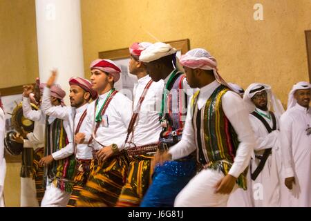 Saudi männlicher Entertainer führen traditionelle arabische Tänze während der gemütlichen Bankett für US-Präsident Donald Trump und saudischen König Salman bin Abdulaziz im Murabba Palast 20. Mai 2017 in Riyadh, Saudi Arabien. Stockfoto