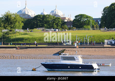 Gravesend, Kent, Vereinigtes Königreich. 21. Mai 2017. Die Menschen genießen die Promenade in Gravesend an einem sonnigen Sonntag Nachmittag mit der markanten Kuppeln der lokalen Sikh-Tempel am Horizont. Rob Powell/Alamy Live-Nachrichten Stockfoto