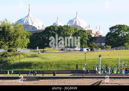 Gravesend, Kent, Vereinigtes Königreich. 21. Mai 2017. Die Menschen genießen die Promenade in Gravesend an einem sonnigen Sonntag Nachmittag mit der markanten Kuppeln der lokalen Sikh-Tempel am Horizont. Rob Powell/Alamy Live-Nachrichten Stockfoto