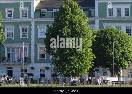 Gravesend, Kent, Vereinigtes Königreich. 21. Mai 2017. Menschen genießen den Biergarten am historischen Royal Clarendon Hotel riverside in Gravesend an einem sonnigen Sonntag Nachmittag. Rob Powell/Alamy Live-Nachrichten Stockfoto