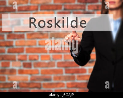 Roskilde - Geschäftsfrau Hand Taste am Touch-Screen-Oberfläche. Wirtschaft, Technologie, Internet-Konzept. Stock Foto Stockfoto