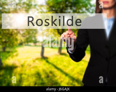 Roskilde - Geschäftsfrau Hand Taste am Touch-Screen-Oberfläche. Wirtschaft, Technologie, Internet-Konzept. Stock Foto Stockfoto