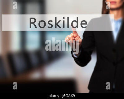 Roskilde - Geschäftsfrau Hand Taste am Touch-Screen-Oberfläche. Wirtschaft, Technologie, Internet-Konzept. Stock Foto Stockfoto