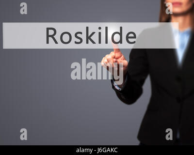 Roskilde - Geschäftsfrau Hand Taste am Touch-Screen-Oberfläche. Wirtschaft, Technologie, Internet-Konzept. Stock Foto Stockfoto