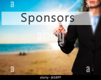 Sponsoren - Geschäftsfrau Hand Taste am touch-Screen-Oberfläche. Wirtschaft, Technologie, Internet-Konzept. Stock Foto Stockfoto