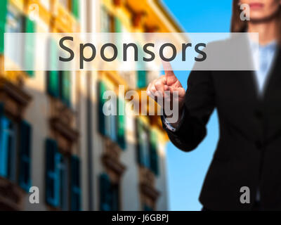 Sponsoren - Geschäftsfrau Hand Taste am touch-Screen-Oberfläche. Wirtschaft, Technologie, Internet-Konzept. Stock Foto Stockfoto