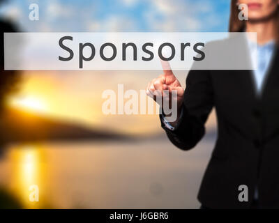 Sponsoren - Geschäftsfrau Hand Taste am touch-Screen-Oberfläche. Wirtschaft, Technologie, Internet-Konzept. Stock Foto Stockfoto