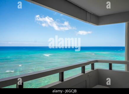 Sanfte Wellen Rollen auf der schönen smaragdgrünen Wasser von Waikiki, wie von einem Hochhaus Balkon gesehen. Stockfoto