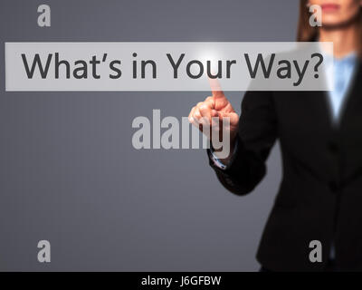 Was im Weg ist? -Geschäftsfrau Hand-Taste am Touch-Screen-Oberfläche. Wirtschaft, Technologie, Internet-Konzept. Stock Foto Stockfoto