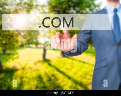 .COM - Geschäftsmann Hand Taste am Touch-Screen-Oberfläche. Wirtschaft, Technologie, Internet-Konzept. Stock Foto Stockfoto