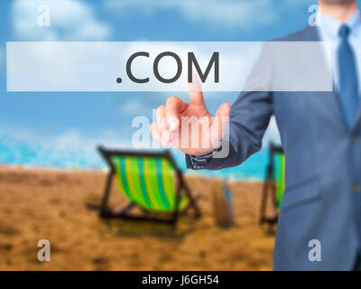 .COM - Geschäftsmann Hand Taste am Touch-Screen-Oberfläche. Wirtschaft, Technologie, Internet-Konzept. Stock Foto Stockfoto