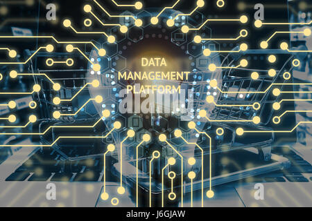 Daten-Management-Plattform (DMP), Marketing und Crm-Konzept. Glühbirne und elektrischen Schaltungen grafischen Hintergrund mit Infografik, Texte. Stockfoto