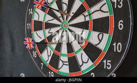 Business-Konzept des Darts. Das Ziel an die Wand gehängt Stockfoto