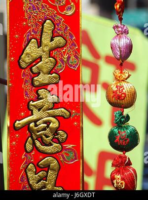 KAOHSIUNG, TAIWAN--26. Januar 2014: ein Outdoor-Marktstand verkauft Chinesisches Neujahr Dekorationen mit Glück Symbole und Zitate. Das Banner sagt Stockfoto