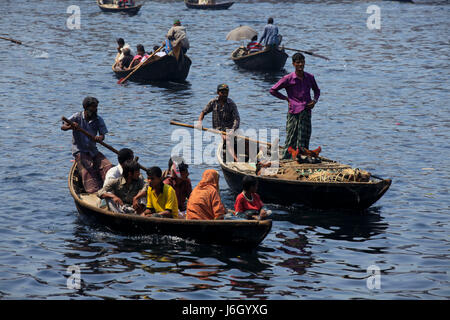 Menschen überqueren die verschmutzten Fluss Buriganga mit dem Boot. Dhaka, Bangladesch. Stockfoto