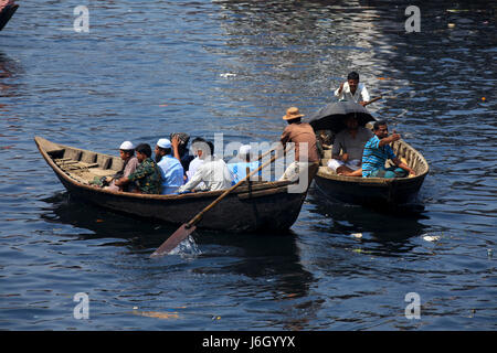 Menschen überqueren die verschmutzten Fluss Buriganga mit dem Boot. Dhaka, Bangladesch. Stockfoto