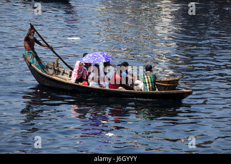 Menschen überqueren die verschmutzten Fluss Buriganga mit dem Boot. Dhaka, Bangladesch. Stockfoto