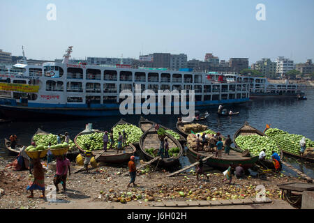 Arbeiter entladen Wassermelonen aus dem Boot am Sadarghat in alten Dhaka, Bangladesch. Stockfoto