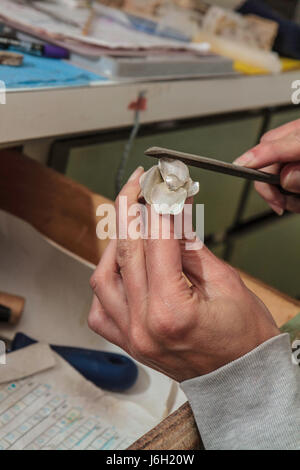 Silberring, indem Handwerker in ihrer Werkstatt Stockfoto