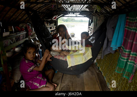 Eine Roma-Familie auf einem schwimmenden Boot am Pubail in Gazipur, Bangladesch. Stockfoto