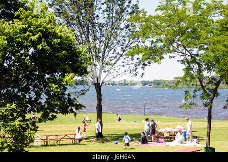 Kenosha Wisconsin, Silver Lake, Silver Lake Park, Picknickbank, Erwachsene Erwachsene Männer Männer Männer, Frau Frauen weibliche Dame, junge Jungen, Kinder Kinder Kinder Jugendliche Stockfoto