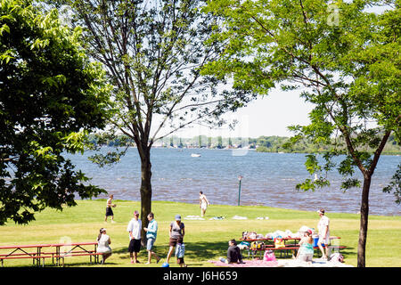 Kenosha Wisconsin, Silver Lake, Silver Lake Park, Picknickbank, Erwachsene Erwachsene Männer Männer Männer, Frau Frauen weibliche Dame, junge Jungen, Kinder Kinder Kinder Jugendliche Stockfoto