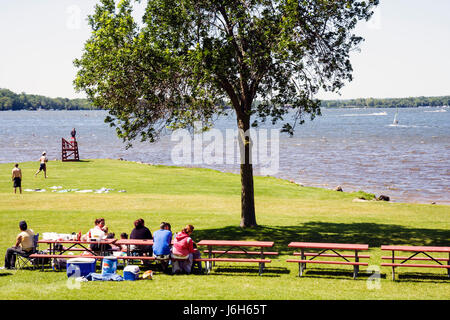 Wisconsin Kenosha County, Kenosha, Silver Lake, Silver Lake Park, Picknickbank, Mann Männer männlich, Frau weibliche Frauen, junge Jungen, Kinder Kinder Kinder Kinder Youngster, Stockfoto