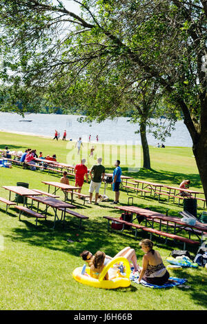 Kenosha Wisconsin, Silver Lake, Silver Lake Park, Picknickbank, Erwachsene Erwachsene Männer Männer Männer, Frau Frauen weibliche Dame, junge Jungen, Kinder Kinder Kinder Jugendliche Stockfoto