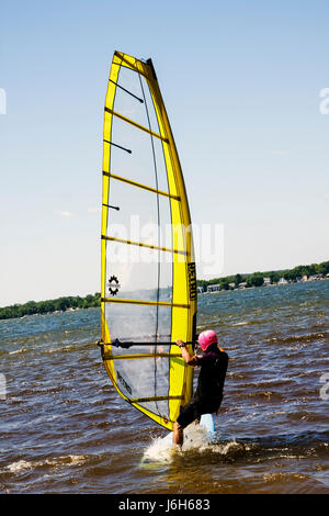 Kenosha Wisconsin, Silver Lake, Silver Lake Park, Windsurfing, Erwachsene Erwachsene Männer Männer männlich, Segel, Brett, Neoprenanzug, Wassersport, Besucher reisen Reise tou Stockfoto