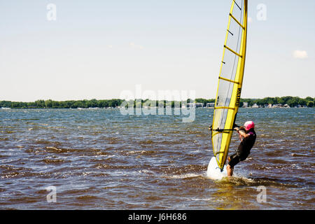 Kenosha Wisconsin, Silver Lake, Silver Lake Park, Windsurfing, Erwachsene Erwachsene Männer Männer männlich, Segel, Brett, Neoprenanzug, Wassersport, Besucher reisen Reise tou Stockfoto
