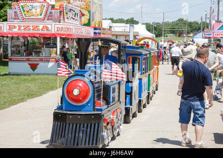 Wisconsin Kenosha County, Kenosha, Kenosha County Fairgrounds, The Ultimate Kid Fest, Familie Familien Eltern Eltern Kinder, Kinderzug, Fahrt, Mann m Stockfoto